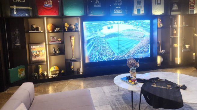 Jesús Martínez, presidente de León, posteo esta foto antes del partido: el BMO Stadium de fondo en la televisión, mientras que hay una playera de LAFC sobre la mesa. 