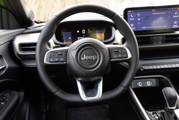 En materia de tecnología, el nuevo SUV incorpora de serie una pantalla multimedia de 10 pulgadas, compatible con Apple CarPlay y Android Auto inalámbricos, además de comandos por voz y diferentes opciones de personalización. En materia de tecnología, el nuevo SUV incorpora de serie una pantalla multimedia de 10 pulgadas, compatible con Apple CarPlay y Android Auto inalámbricos, además de comandos por voz y diferentes opciones de personalización.