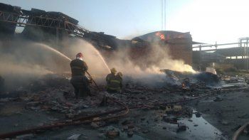 feroz incendio en una papelera de quilmes