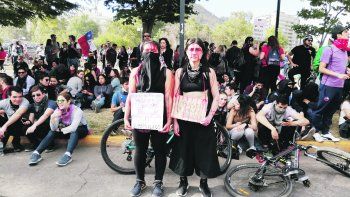 DENUNCIAS. Dos j&oacute;venes participaron ayer de la manifestaci&oacute;n en la capital con pancartas alusivas a los abusos sexuales sufridos por las mujeres durante la represi&oacute;n militar que se extendi&oacute; durante semana pasada.&nbsp;