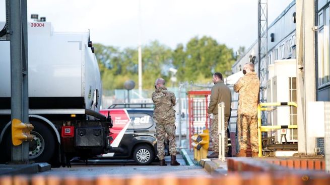 Reino Unido movilizó hasta 200 soldados para que distribuyan combustible.