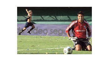 ámbito.com | Daniel Vega sufre el gol en el clásico ante Boca. Es de los pocos que hoy provocan más elogios que críticas de parte de propios y extraños.