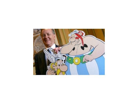 Albert Uderzo junto a sus creaciones.