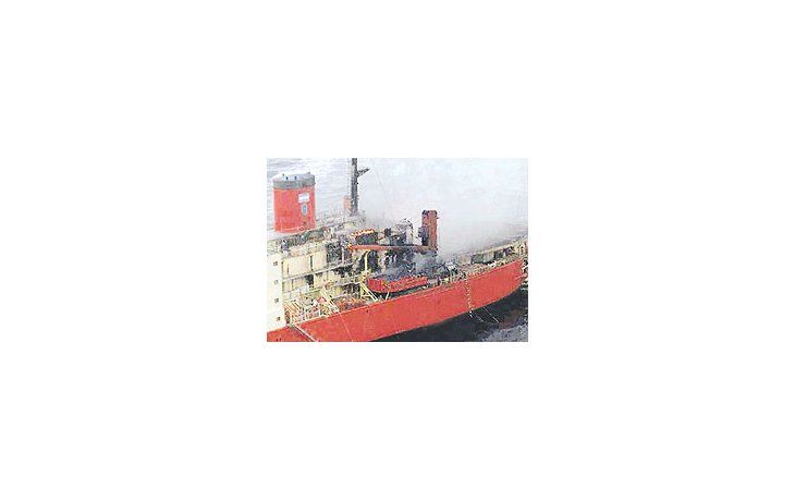ámbito.com | El rompehielosAlmirante Irízardurante suincendio en abrildel año pasado,cuando sucapitán sequedó a bordohasta llegar atierra con laembarcación.Actualmente sedesconoce lafecha en que elbarco retomarásu servicio y dequé forma