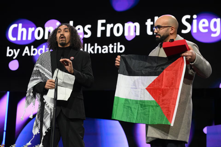 Abdallah Alkhatib, un realizador de origen palestino, nacido en Siria, y afincado en Berlín, se presentó con una bandera palestina, clamando por “Free Palestine”. Abdallah Alkhatib, un realizador de origen palestino, nacido en Siria, y afincado en Berlín, se presentó con una bandera palestina, clamando por “Free Palestine”.