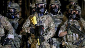 Agentes federales, con ropa camuflada y sin identificaci&oacute;n, sembraron el caos en Portland.