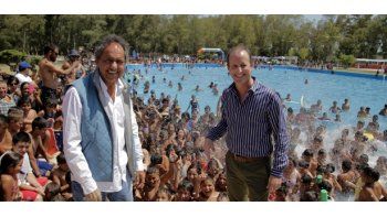 Daniel Scioli y Martín Insaurralde en una colinia de Villa Albertina.