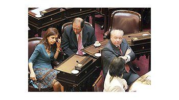 ámbito.com | Cristina de Kirchner cuchichea junto con sus asesores detrás del acusado juez de la CorteAntonio Boggiano, antes de comenzar la jornada de alegatos de abogados y del propiomagistrado. Le pusieron fecha de sentencia.