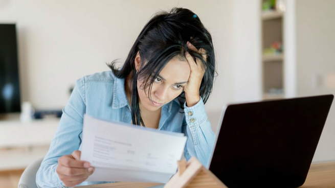 Una inquilina hace cuentas y muestra su preocupación. Los gastos para afrontar el costo del mantenimiento del hogar exigen un gran esfuerzo económico y endeudamiento