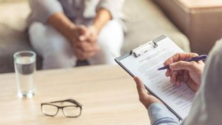 La forma en que se atravesaron las dificultades en otras épocas explica las actitudes actuales. La forma en que se atravesaron las dificultades en otras épocas explica las actitudes actuales.