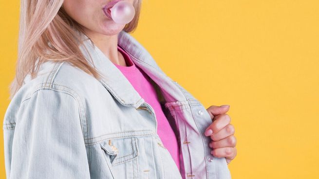vista-lateral-hembra-que-sopla-chicle_23-2148376503.jpg