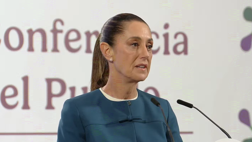 Claudia Sheinbaum brinda la Mañanera del Pueblo de este viernes.