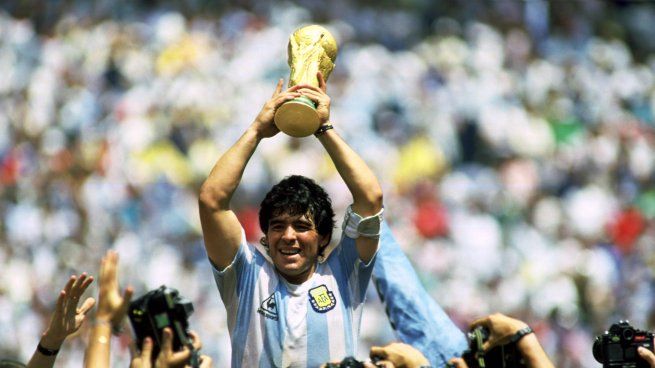 Diego Maradona levantando la Copa del Mundo en el estadio Azteca de México en 1986, vistiendo la camiseta más linda según la IA