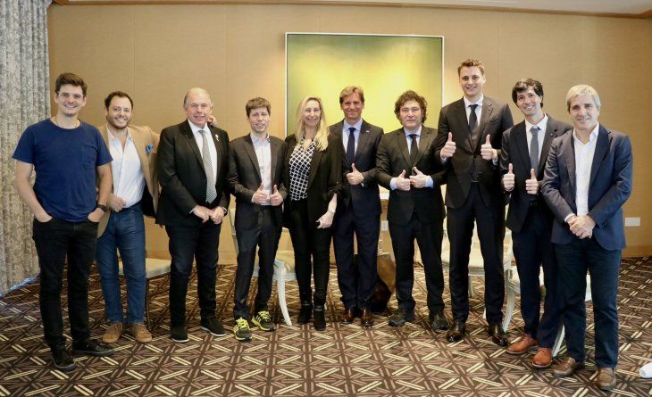 Mat&iacute;as Travizano junto al presidente Milei y la comitiva nacional, durante la visita a Silicon Valley en 2024.
