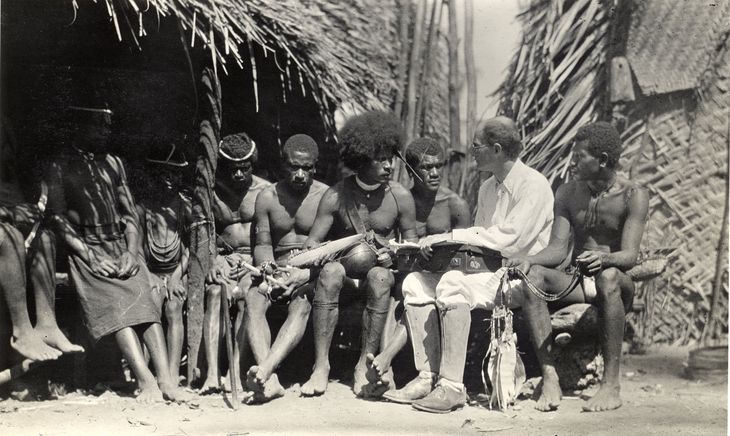 Con Argonautas del Pacifico Oeste (1922) Bronislaw Maliowski funda la antropología cultural, derribando la idea que el trueque fuera la base de las economías primitivas. Con Argonautas del Pacifico Oeste (1922) Bronislaw Maliowski funda la antropología cultural, derribando la idea que el trueque fuera la base de las economías primitivas.