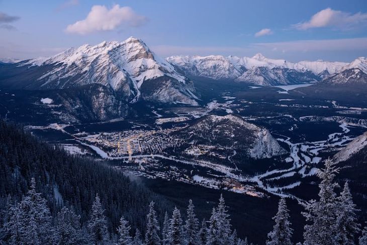 Comunidades originarias advirtieron que una eventual secesión podría violar tratados protegidos por la Constitución, mientras que expertos señalan dificultades estructurales para una Alberta independiente, especialmente por su dependencia de infraestructuras que atraviesan el resto del país.