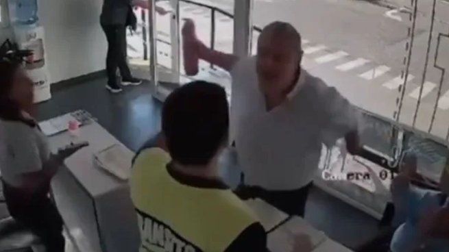 El momento de la agresión del hombre a los trabajadores de tránsito.