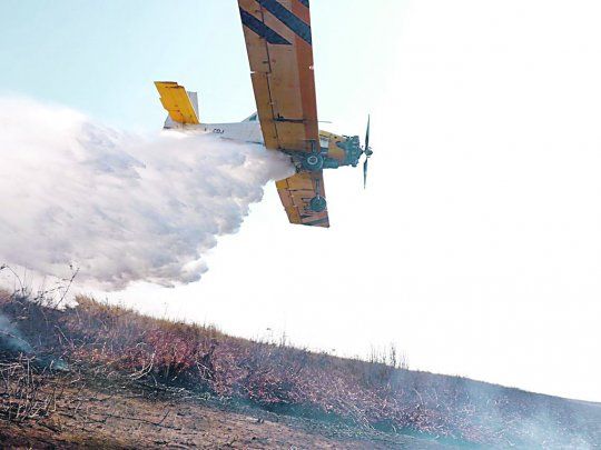 En el aire. El humo se volvió una postal habitual en Rosario. La acción para apagar el fuego no siempre da resultado inmediato y se afecta la biodiversidad.&nbsp;
