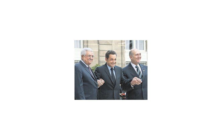 Mahmud Abbas, Nicolas Sarkozy y Ehud Olmert ayer en París. Con su Unión por el Mediterráneo, el presidente francés se instala con fuerza como interlocutor entre las partes enfrentadas en Medio Oriente.