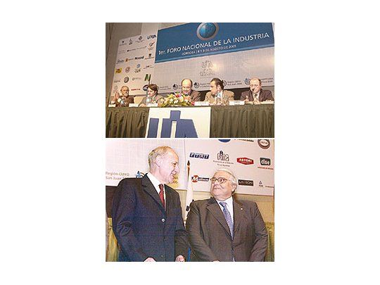 El subsecretario Pyme, Federico Poli, junto a industriales y empresarios en el 1er. Foro Nacional de la Industria (arriba). El ministro Roberto Lavagna y el titular de la UIA, Héctor Méndez (abajo).