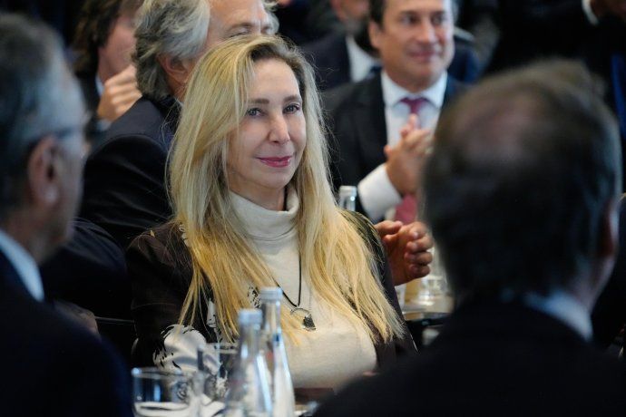 Karina Milei escucha atenta el discurso del Presidente en el marco de la inauguraci&oacute;n de la Argentina Week.