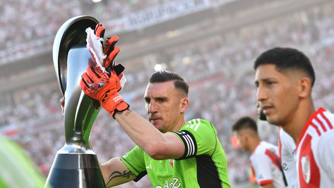 Franco Armani levanta la Supercopa Argentina, obtenida hace una semana luego de que River derrotara a Estudiantes de La Plata por 2-1. El arquero y capitán millonario se encamina para renovar su contrato, que vence el 31 de diciembre próximo.