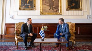 Yamandú Orsi y el flamante embajador de la UE, Petros Mavromichalis.
