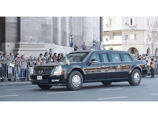 “La bestia”. Es la limusina que pesa seis toneladas por sus extremas medidas de seguridad, que usó Obama en Argentina en su visita presidencial.