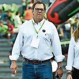 Paul Foster junto a su esposa, la presidenta de FC Juárez, Alejandra de la Vega. El empresario texano, quien también es accionista del club, se encuentra fuera de peligro tras sufrir el viernes una descompensación durante el partido entre los Bravos y Atlas. Paul Foster junto a su esposa, la presidenta de FC Juárez, Alejandra de la Vega. El empresario texano, quien también es accionista del club, se encuentra fuera de peligro tras sufrir el viernes una descompensación durante el partido entre los Bravos y Atlas.
