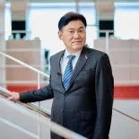 Es la mente brillante detrás de uno de los imperios más importantes de toda Asia. Es la mente brillante detrás de uno de los imperios más importantes de toda Asia.