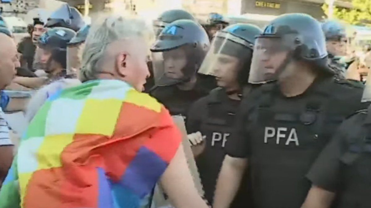 Police face retirees who manifest themselves in the area