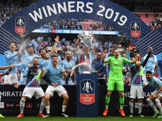 Manchester City se convirtió en el primer equipo de fútbol en superar la línea de los € 1000 millones para conformar su plantel.
