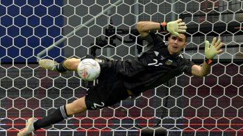Dibu Martínez desafía a la Premier y jugará con la Selección.