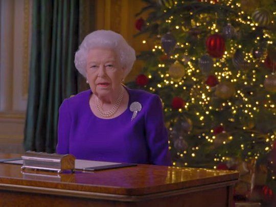 La Reina Isabel II dio su clásico discurso de Navidad, con fuerte carga emotiva a causa de la Covid-19.