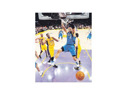 Como visitantes, los Mavericks lograron un triunfo importante ante los Lakers y definirán la serie de locales.