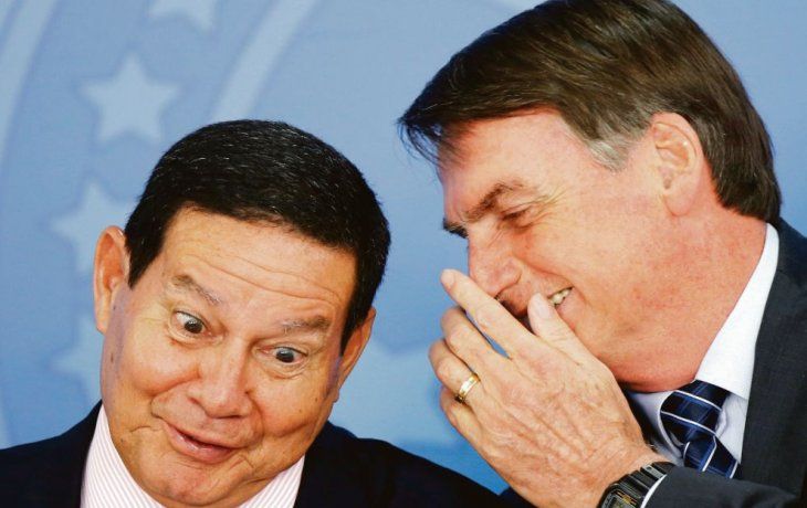 DIVISIONES. Jair Bolsonaro, junto a sus hijos, apresuran la formación de un nuevo partido. El clan, como los apodaron los medios locales, ha criticado al vicepresidente Hamilton Mourao en duros términos.