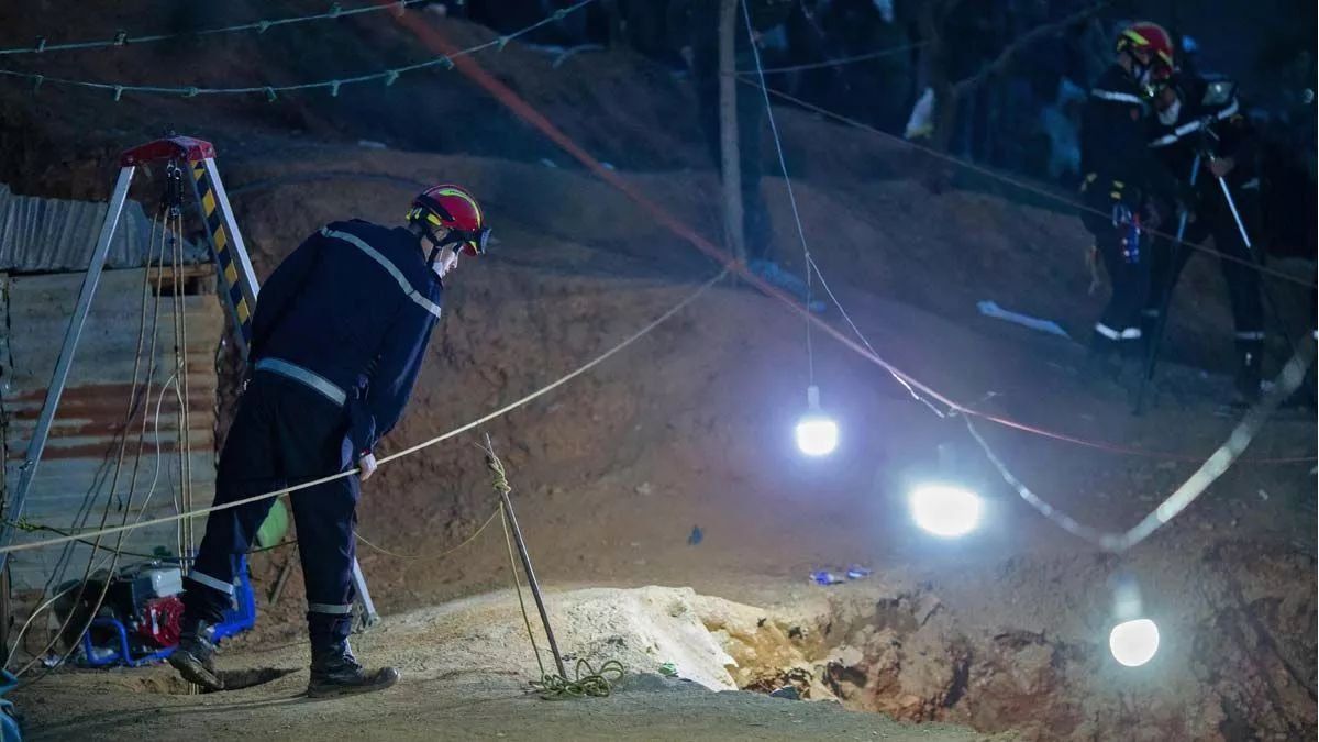 continues the work against the clock to rescue the boy who fell into a well