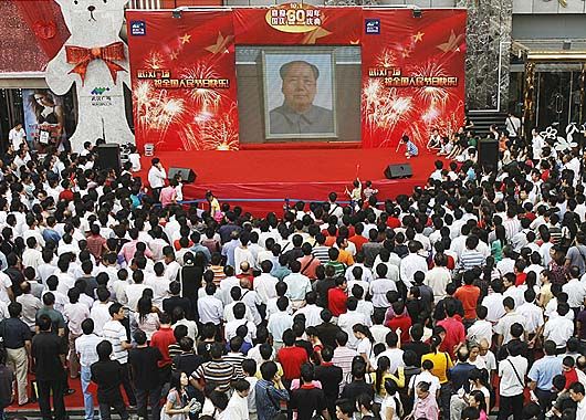 Miles de personas se acercaron a contemplar y recordar a Mao.