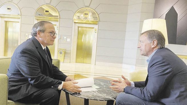 acción. El gobernador Rodolfo Suarez ayer en Buenos Aires junto Juan María Díaz Madero, abogado del Gobierno de Mendoza, poco después de firmar el escrito que se presentó luego ante la Corte.