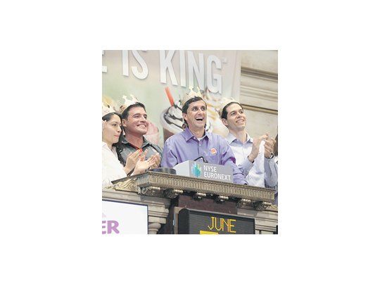 El CEO de Burger King, Bernardo Hees, y otros miembros de la com-pañía tocaron la campana ayer para el inicio de la sesión en Wall Street.