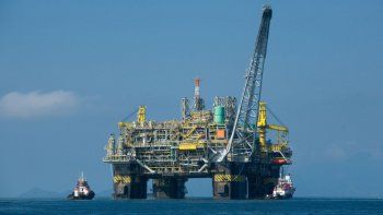 El precio del barril de petróleo Brent terminó en u$s 51,92, un 2,77%&nbsp;más que al finalizar la sesión anterior.