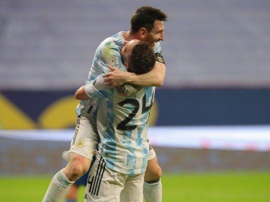 Goleador y capitán. Papu Gómez se abraza con Messi tras el único gol del partido.