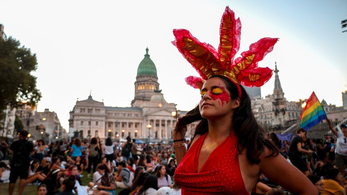 Miles de mujeres se movilizaron en todo el país con el lema La deuda es ...