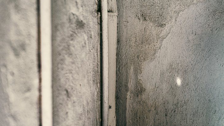 Uno de los problemas más visibles son las manchas en la pared del hogar. Uno de los problemas más visibles son las manchas en la pared del hogar.