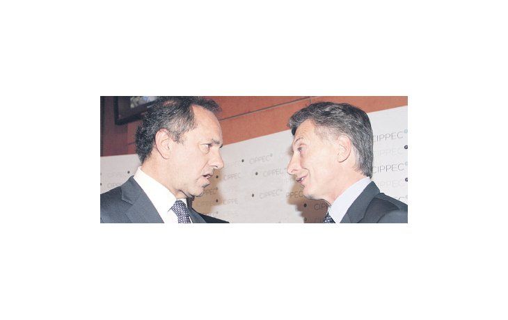 ámbito.com | Daniel Scioli y Mauricio Macri, en 2013, en un encuentro durante una cena. Viejos conocidos, el domingo ponen en juego modelos de mando: el bonaerense debuta como jefe; Macri debe aprender.