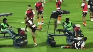 Un futbolista fue atropellado por un rodillo durante el entretiempo de un partido en Tailandia.