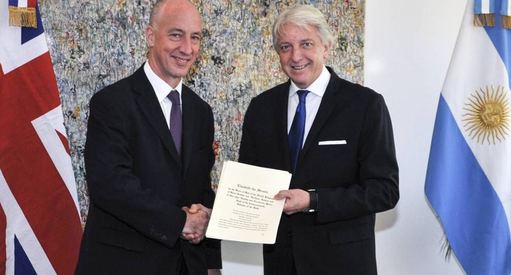 (ARCHIVO). El vicecanciller Carlos Foradori entregó una nota al embajador del Reino Unido en Argentina, Mark Kent, 