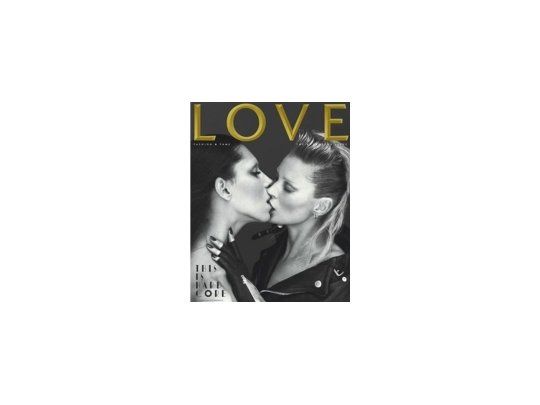 Kate Moss Posó en la portada de una importante revista británica besando a la modelo transexual Lea T.