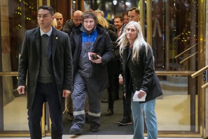 Javier Milei llegó a Oslo luciendo un mameluco de YPF. Javier Milei llegó a Oslo luciendo un mameluco de YPF.