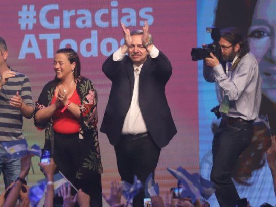 Alberto Fernández celebrando la victoria electoral en el bunker de Frente de Todos.